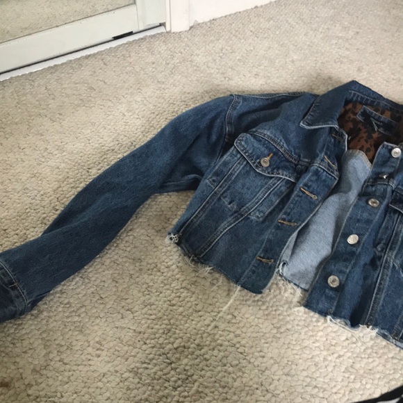 NWOT Forever 21 Cropped Raw Hem Denim Jacket - Picture 6 of 7
